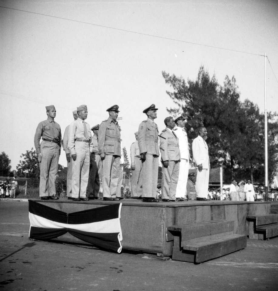 Podium met officieren en genodigden, waaronder generaal-majoor Baay, Bestanddeelnr 15538