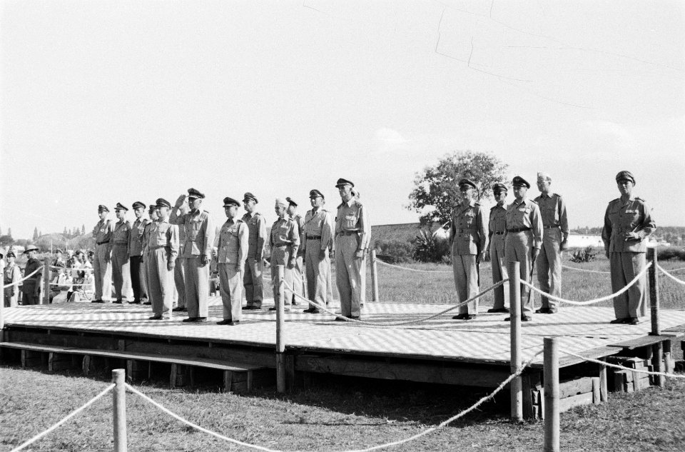 Podium met hoge officieren. De groetende officier is generaal De Waal . Rechts n, Bestanddeelnr 248-5-1