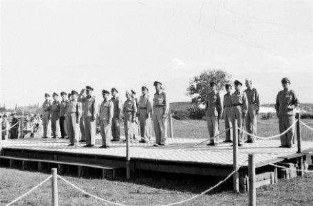 Podium met hoge officieren. De groetende officier is generaal De Waal . Rechts n, Bestanddeelnr 248-5-1