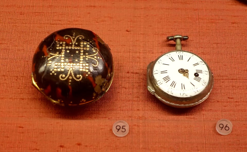 Pocket watch and case, 1600s-1700s - Museu Nacional de Soares dos Reis - Porto, Portugal - DSC00622