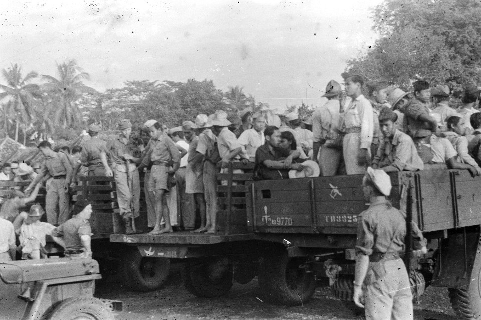 Poerwakarta Ook hier verliep de evacuatie van TNI-troepen in vlot tempo TNI mi, Bestanddeelnr 1530-3-2