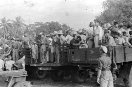 Poerwakarta Ook hier verliep de evacuatie van TNI-troepen in vlot tempo TNI mi, Bestanddeelnr 1530-3-2