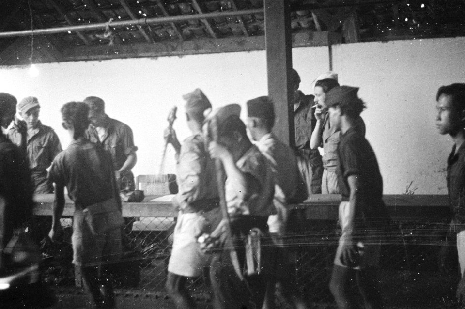 Poerwakarta Het TNI-evacuatie centrum te Poerwakarta heeft druk werk. Dagelijks, Bestanddeelnr 1534-2-3