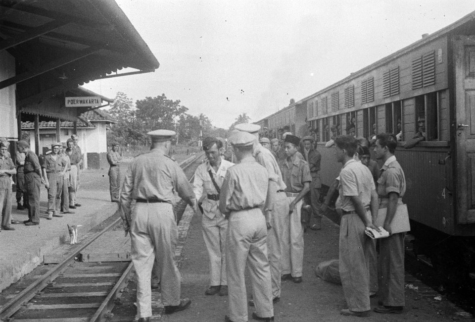 Poerwakarta Het TNI-evacuatie centrum te Poerwakarta heeft druk werk. Dagelijks, Bestanddeelnr 1534-4-4