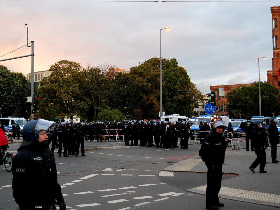Police at demonstration of Wir für Deutschland 2019-10-03 08