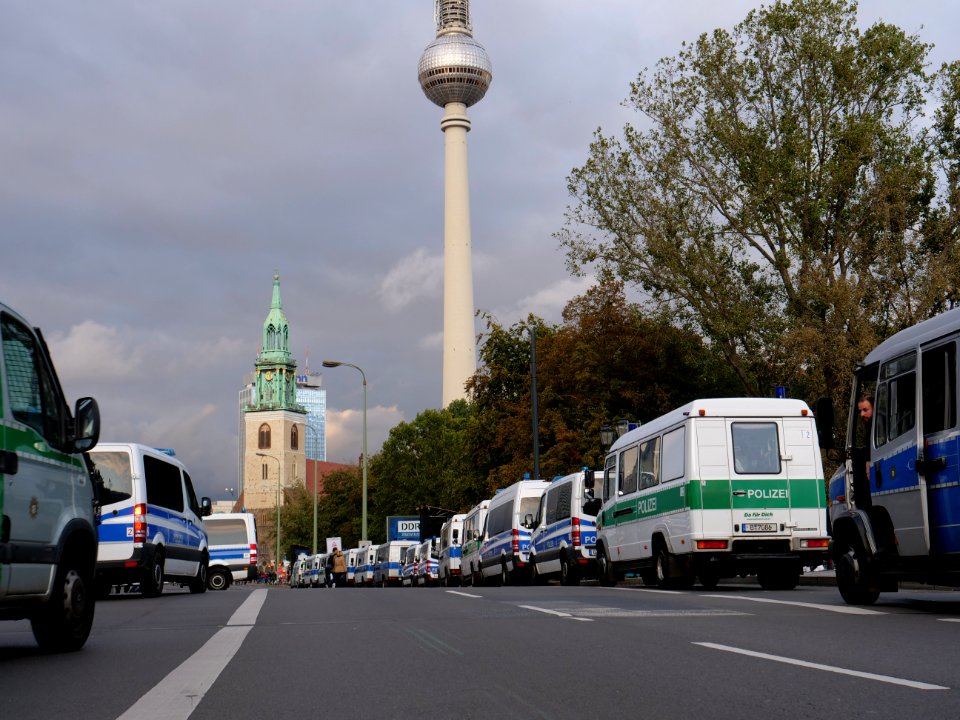 Police at demonstration of Wir für Deutschland 2019-10-03 04