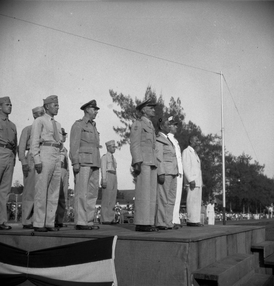 Podium met officieren en genodigden, waaronder generaal-majoor Baay, Bestanddeelnr 15537