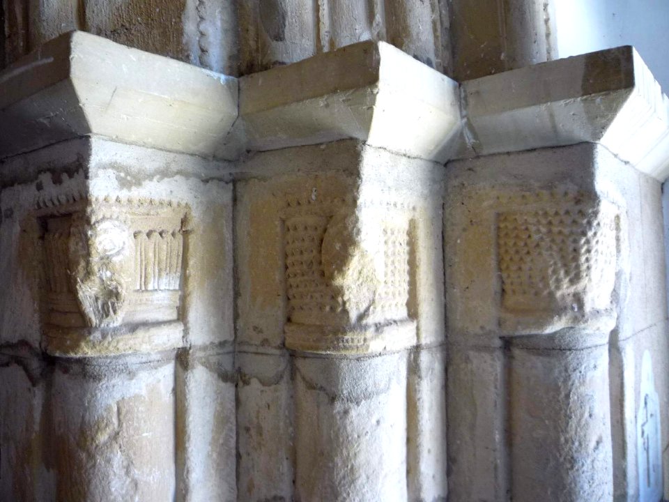 Pobes - Iglesia de la Asunción de Nuestra Señora, portada 2