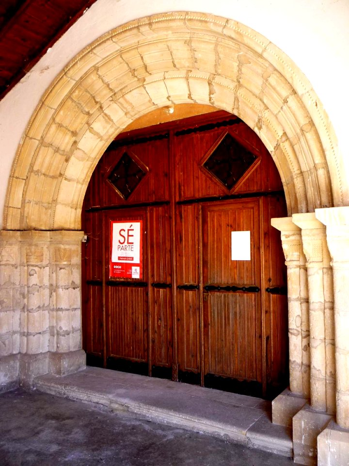 Pobes - Iglesia de la Asunción de Nuestra Señora, portada 1