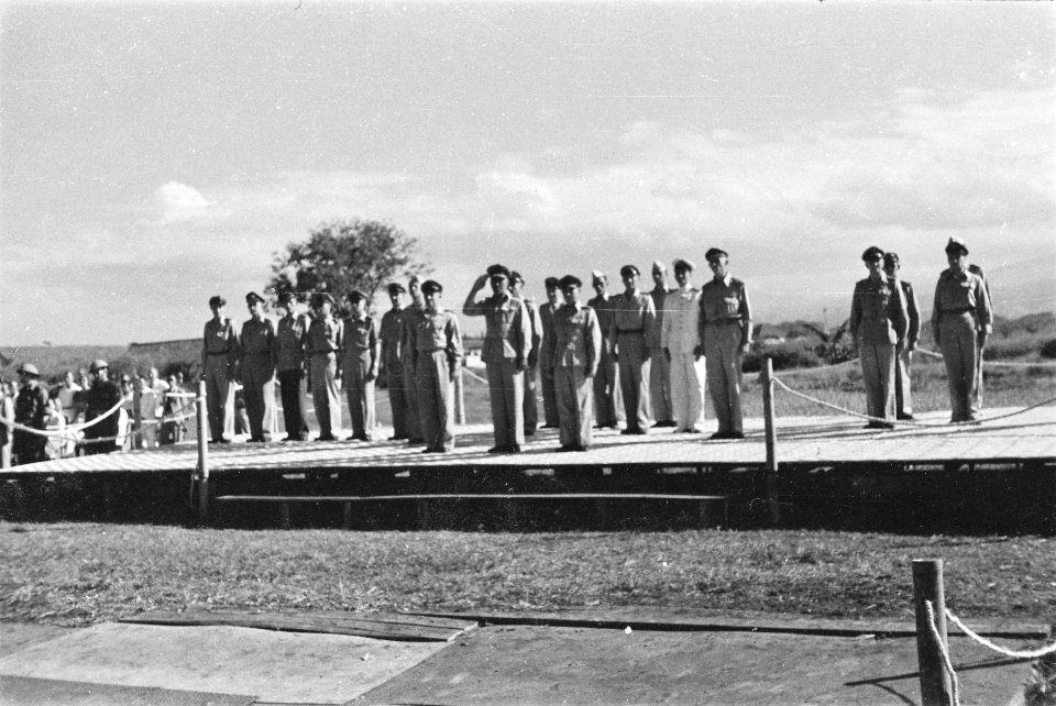 Podium met daarop hoge officieren, Bestanddeelnr 248-2-3