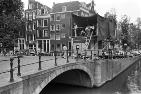 Podium op vrachtwagen voor 120 uur show tussen 2 mensen die elkaar niet kennen, Bestanddeelnr 929-2585