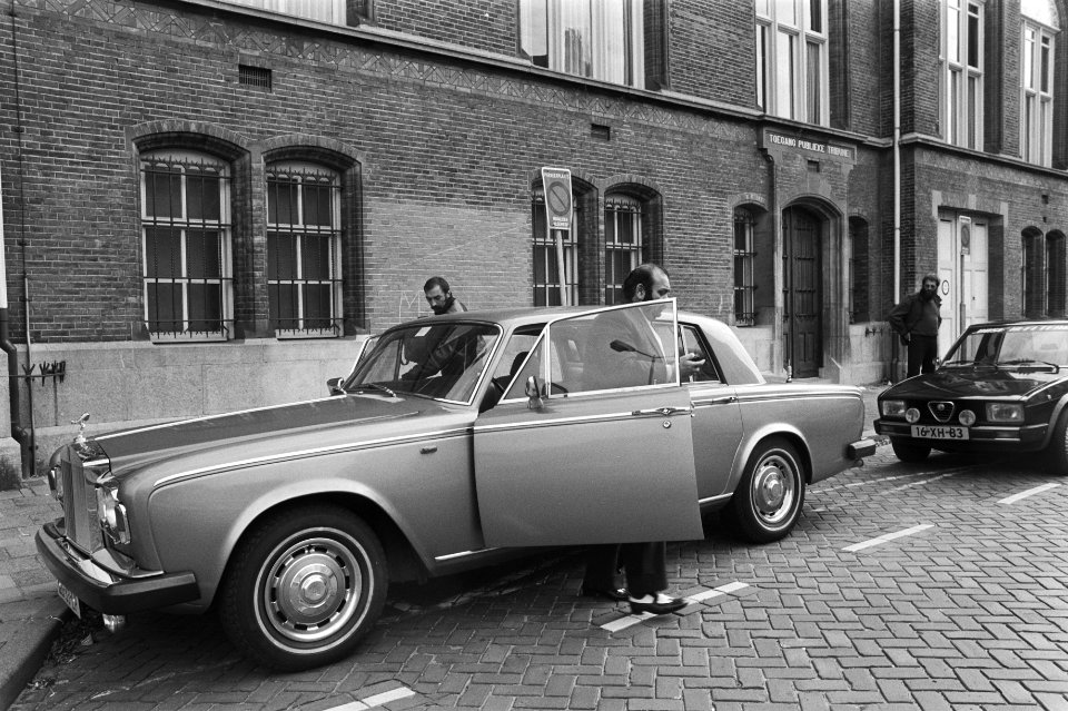 Petalo stapt uit zijn auto bij het gerechtsgebouw, Bestanddeelnr 931-7131