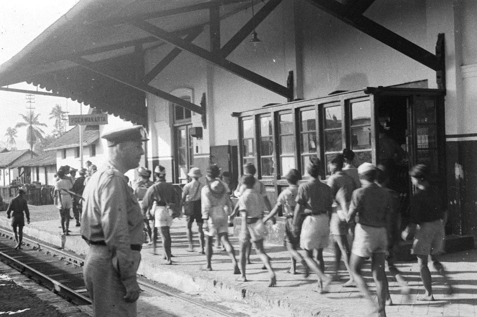 Poerwakarta Het TNI-evacuatie centrum te Poerwakarta heeft druk werk. Dagelijks, Bestanddeelnr 1534-3-4