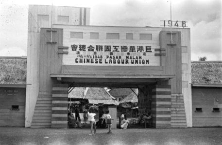Poerwakarta. Entree van de Pasar Malam van de Chinese vakbond Chinese Labour Un, Bestanddeelnr 6476