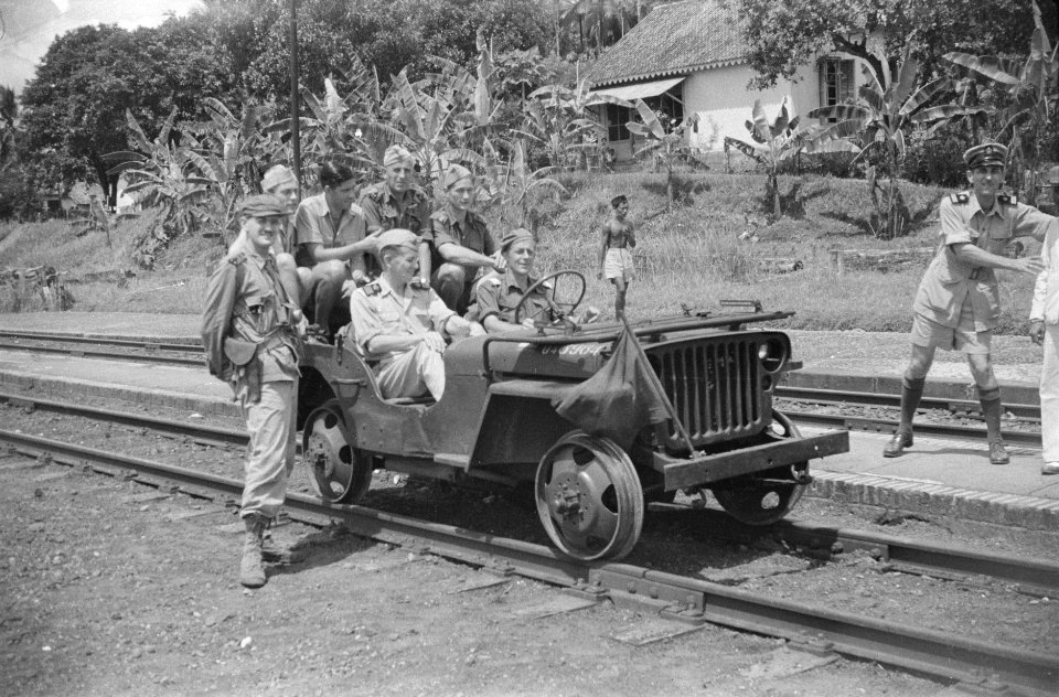Poerwokerto Op 9 December werd het spoorwegtraject Tjilatjap-Meloewoeng weer ge…, Bestanddeelnr 458-6-4