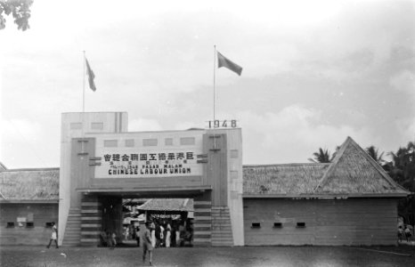 Poerwakarta. Entree van de Pasar Malam van de Chinese vakbond Chinese Labour Un, Bestanddeelnr 6475