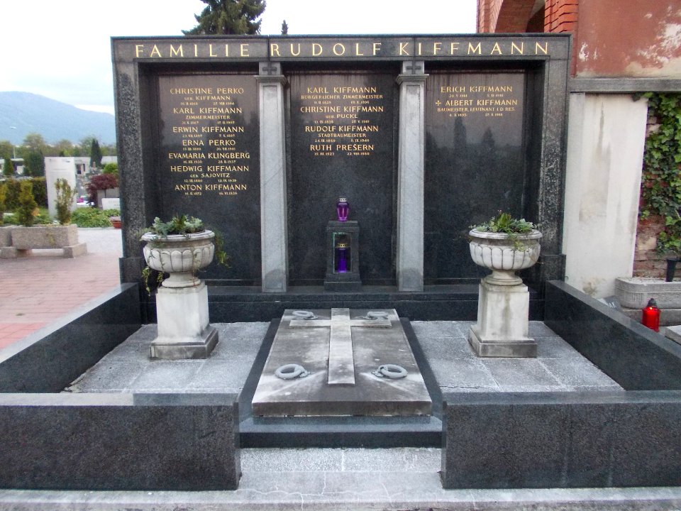 Pobrežje cemetery 25