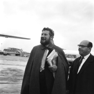 Peter Ustinov , Engelse filmregisseur naast hem Simon van Collem, Bestanddeelnr 914-3399