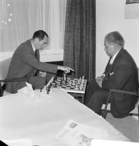 Peter Stuyvesant Schaaktoernooi in Zevenaar. Twee grootmeesters oefeningen. OKel, Bestanddeelnr 913-0899