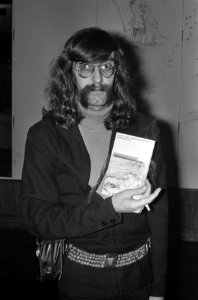 Peter van Lieshout met boek, Bestanddeelnr 926-9893
