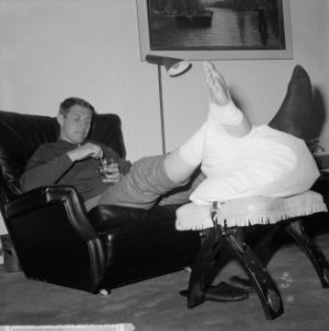Peter Post op non-actief, spierontsteking hier in zijn woning te Amstelveen, Bestanddeelnr 917-5574