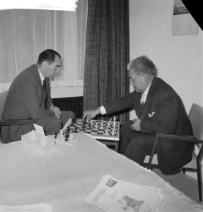 Peter Stuyvesant Schaaktoernooi in Zevenaar. Twee grootmeesters oefeningen. OKel, Bestanddeelnr 913-0902