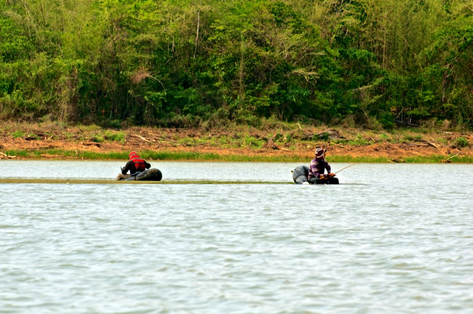 Pescadores en burro negro