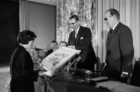 Persprijs voor Bert Kroon van Dagblad De Tijd , Burgemeester Van Hall en mevrouw, Bestanddeelnr 914-6795