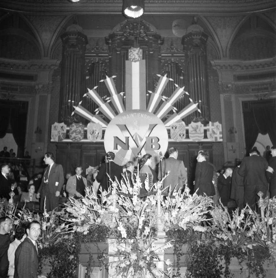 Podium met bloemstuk, Bestanddeelnr 900-7826