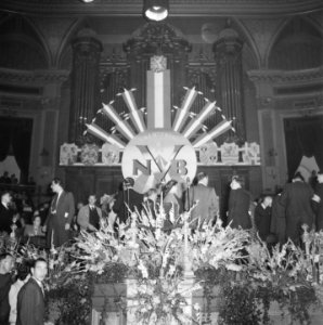 Podium met bloemstuk, Bestanddeelnr 900-7826