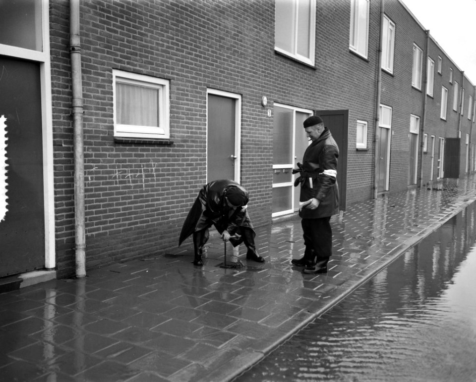 Persrondgang door rampgebied Oostzaan, afsluiten hoofdkraan, Bestanddeelnr 910-9624