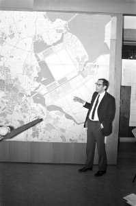 Persvoorlichtingsdag in Beursgebouw te Amsterdam, wethouder Lammers aan het woor, Bestanddeelnr 925-5234