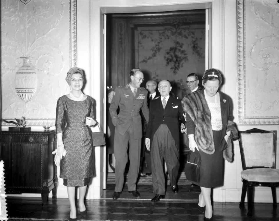Peruvaanse president dr. Manuel Prado en echtgenote, Prins Bernhard en Koningin , Bestanddeelnr 911-0731