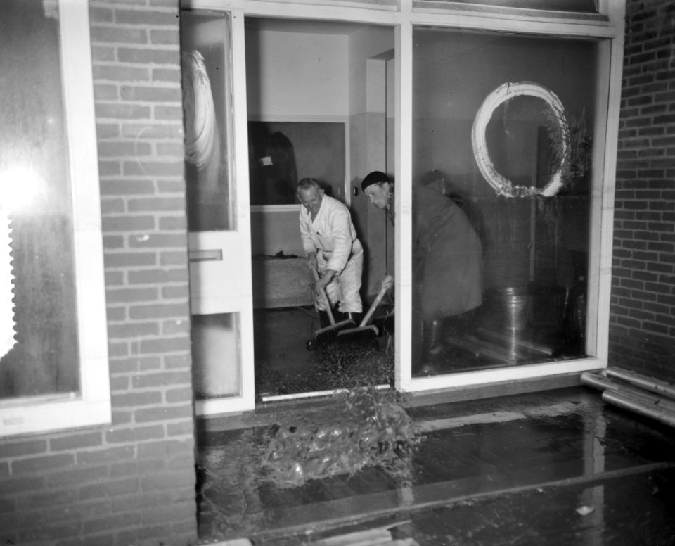 Persrondgang door rampgebied Oostzaan, schoonmaken winkelpand, Bestanddeelnr 910-9623