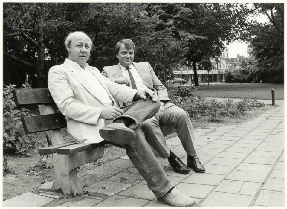 Peter Ruigrok van der Werven (l), eigenaar van Friet van Piet en Jan Stenes van Roka Fashion (r) in het Julianapark. NL-HlmNHA 54016718