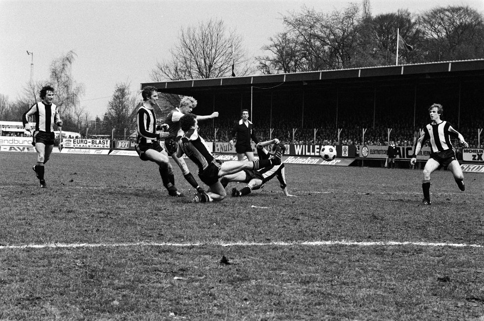 Petursson in duel met Vitesse spelers, Bestanddeelnr 930-2256