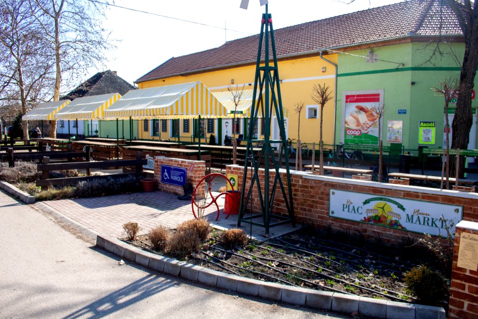 Petőfi square, Kübekháza, local market