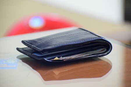 Currency purse shopping
