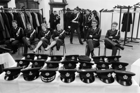 Petten in de garderobe, Bestanddeelnr 934-4213