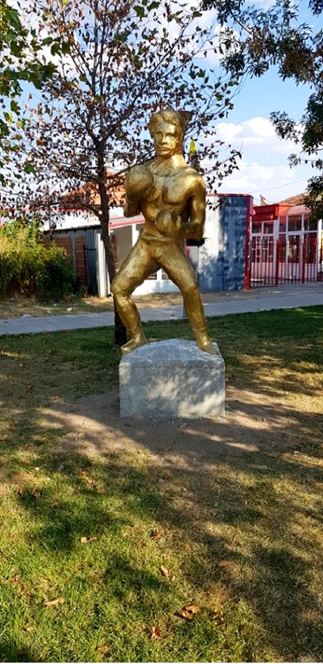 Peter Lesov's statue in Rakovski