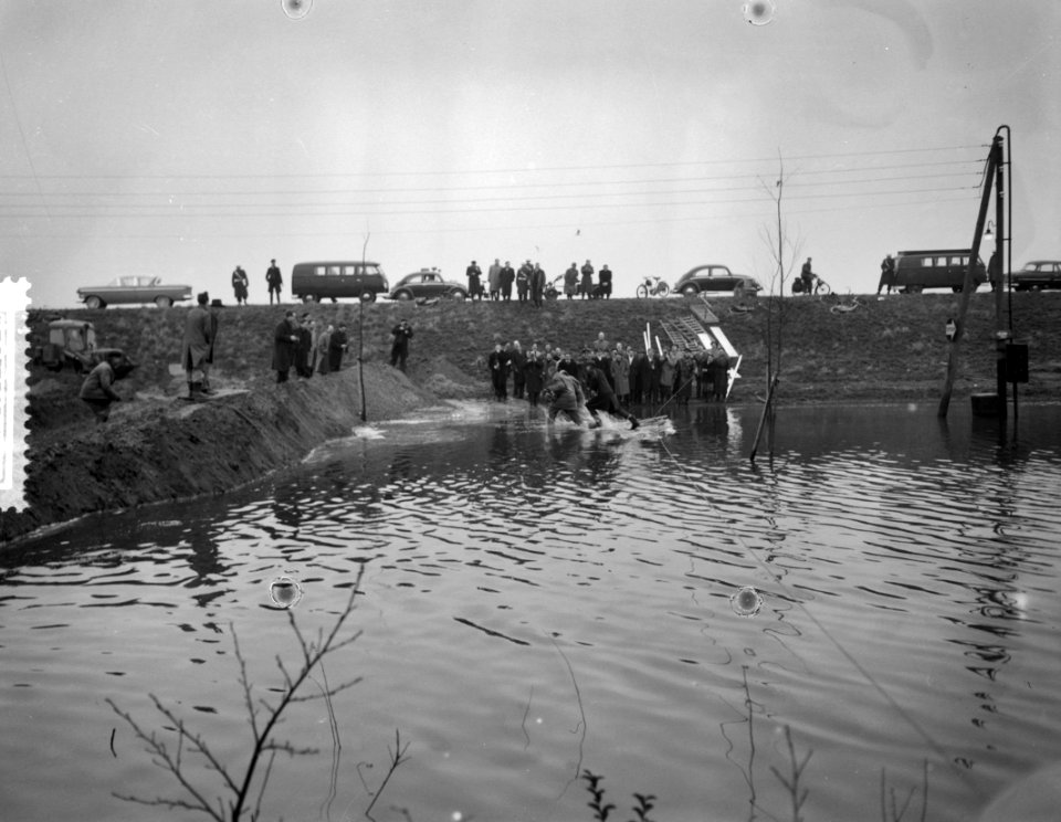 Persrondgang door rampgebied Oostzaan, fotografen vallen, Bestanddeelnr 910-9622