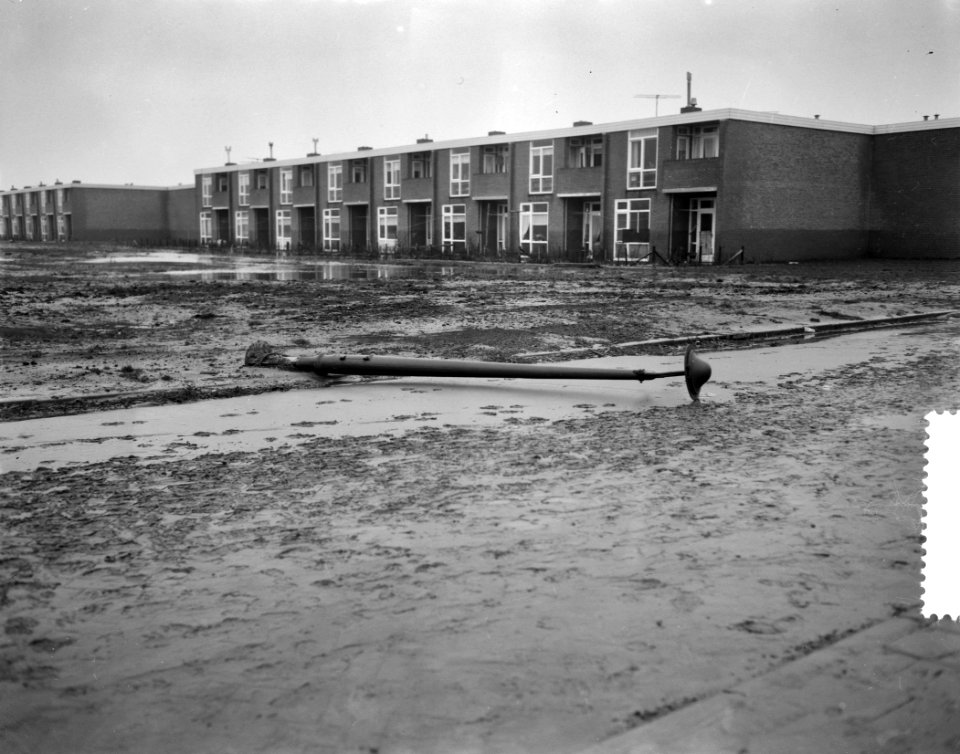 Persrondgang door rampgebied Oostzaan, Bestanddeelnr 910-9628