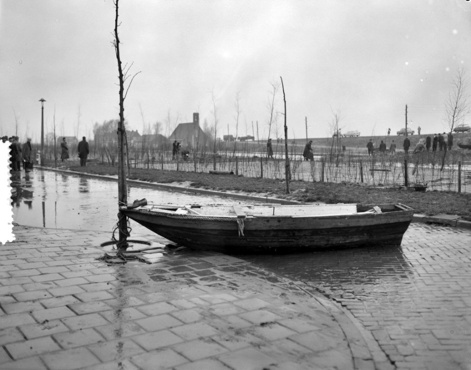 Persrondgang door rampgebied Oostzaan, Bestanddeelnr 910-9621