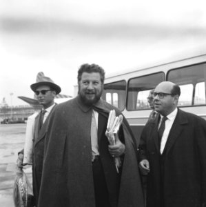 Peter Ustinov , Engelse filmregisseur naast hem Simon van Collem, Bestanddeelnr 914-3400