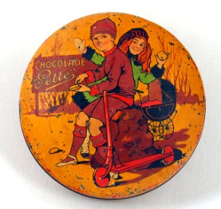 Pette-chocoladeblikje met afbeelding van jongen en meisje met autoped en kinderwagen, foto 4