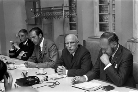 Persconferentie Samkalden over ontploffing Marbon in stadhuis A'dam A Baay , F, Bestanddeelnr 924-8124