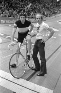 Peter Post (rechts) en Eddy Merckx, Bestanddeelnr 926-9538