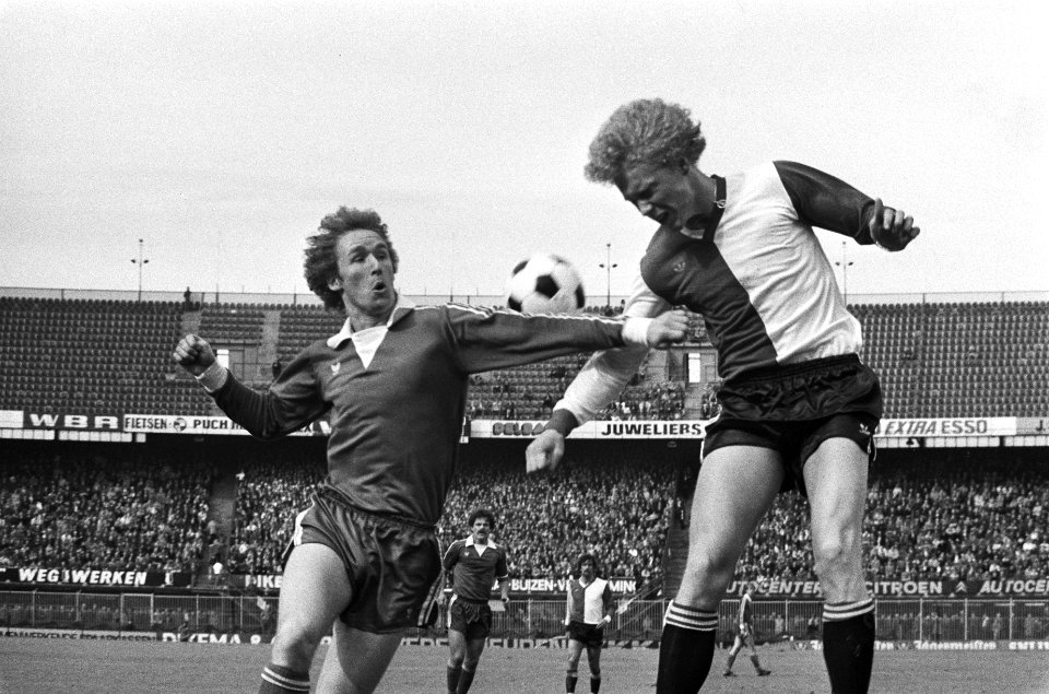Peter Peterson (rechts) van Feijenoord in duel met Bert Jansen, Bestanddeelnr 930-1482