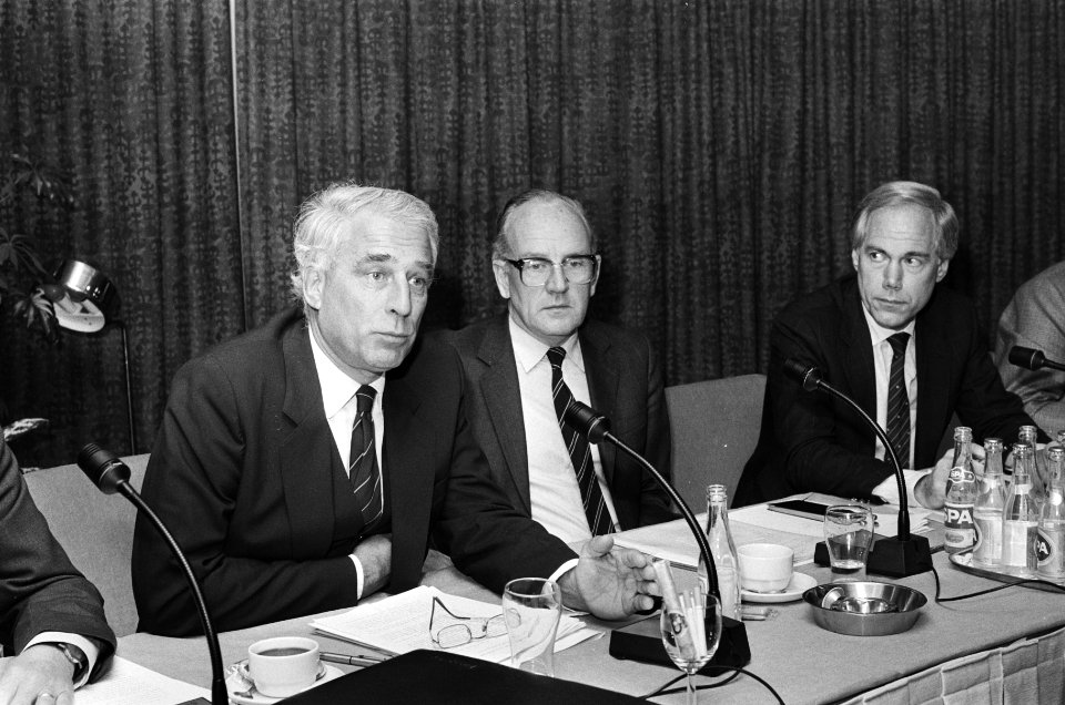 Persconferentie Philips ivm Super chip ontwikkeling vlnr ir. C. Krijgsman (di, Bestanddeelnr 933-1139