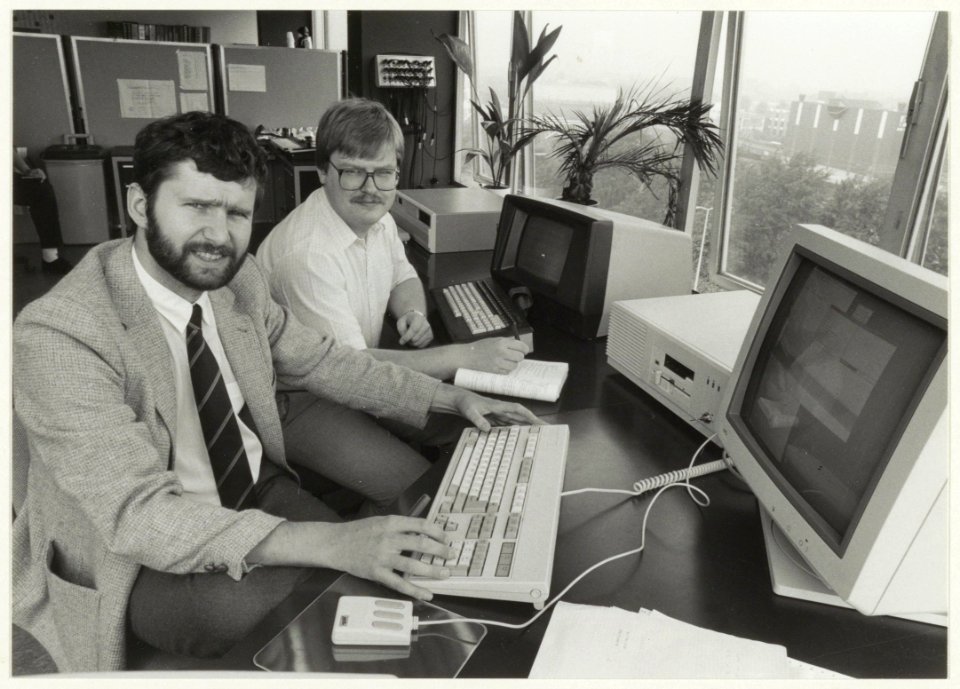 Peter Kriens (l) en Ad Aerts van Media Systemen BV, bedrijf in tekstverwerking aan de Prins Bernhardlaan 2, NL-HlmNHA 54020832